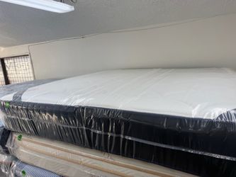 KING SIZE DREAMCLOUD MATTRESS & BOX SPRINGS BED SET