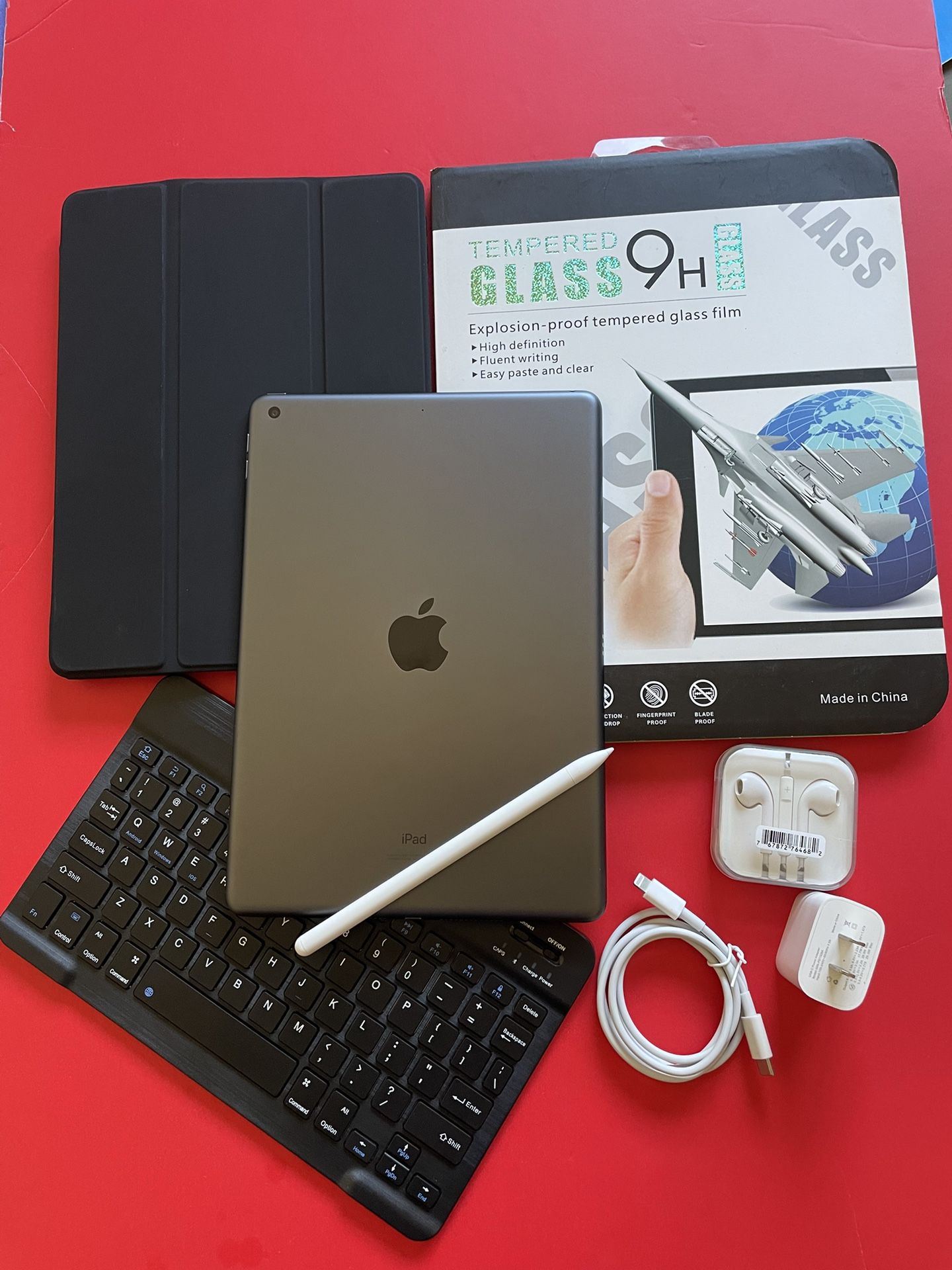 Apple IPad 8th Generation (10.2” Retina /Latest 18/ 2020 model) 32GB with stylus pen, keyboard & Accessories 