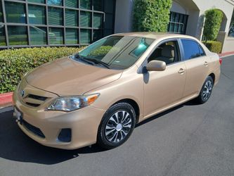 2012 Toyota Corolla titulo limpio en mano smog check también llantas nuevas motor transmisión exelente todo le funciona bien Ac frio y caliente