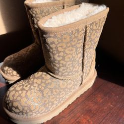 New Little Girls Uggs Leopard Size 11