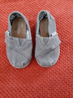TOMS Toddler size 5
