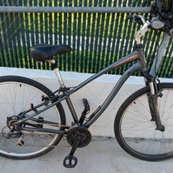 SCHWINN.   Hybrid.      700c Tires 