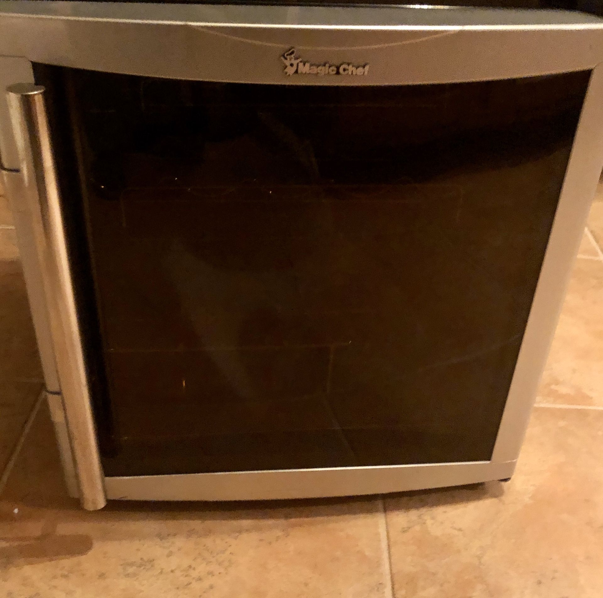 Wine cooler/ refrigerator