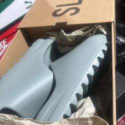 Brand New  Yeezy Slide Adidas 9