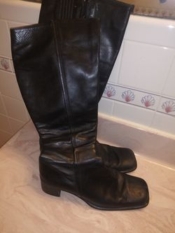 Womans leather boots size 9