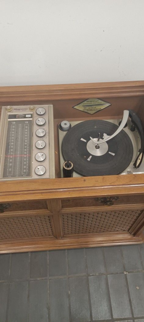 Magnavox Stereo Console With Turntable.