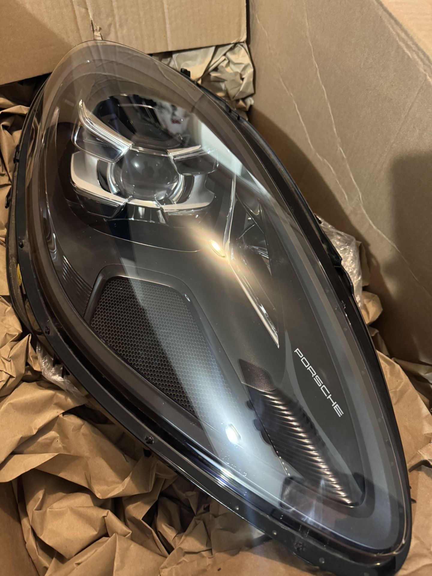 Right Passenger 2021 Porshe Macan Headlight