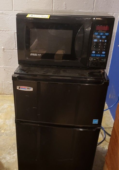 Microwave/Refrigerator Combo - Like New