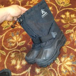 Snowboots Size 5 Youth Boy.