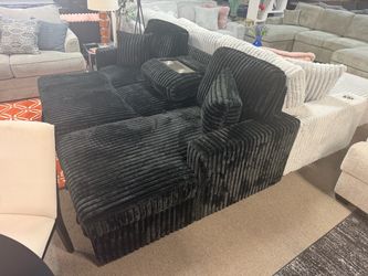 Perfect sectional! 🏠🖤✨ Easy Financing!