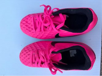 Kids pink Nike tiempo cleats size 1y