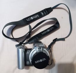 Minolta 10x optical zoom digital camera tested and works great portraits 

Has a large working rubber viewfinder like you see with a lot DSLR cameras