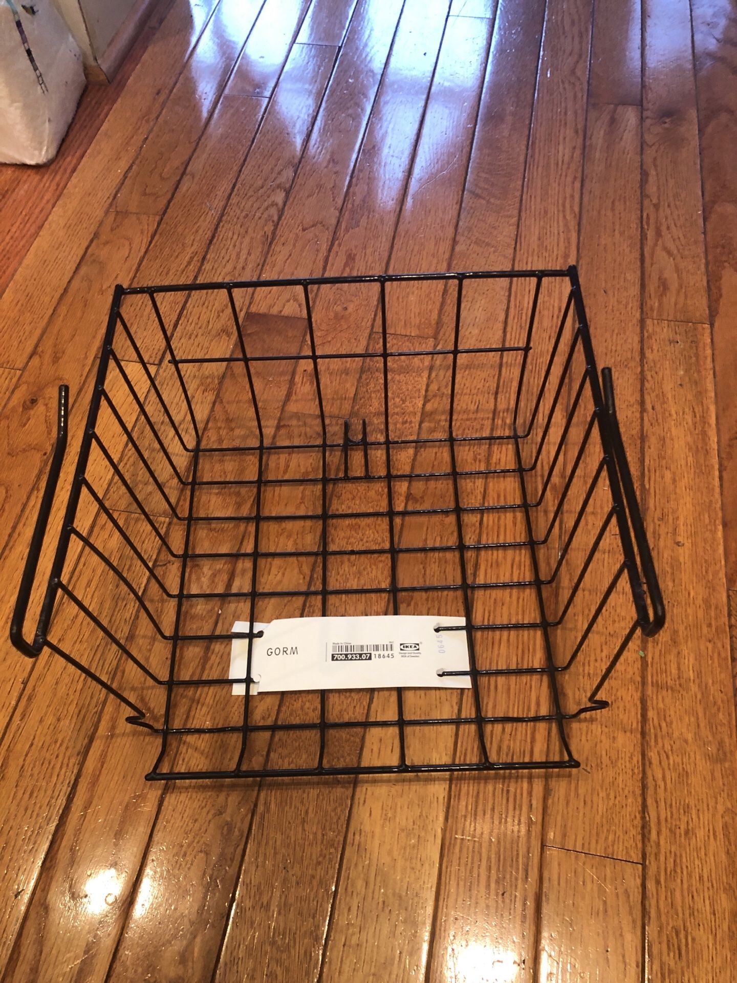 Wire shelf basket