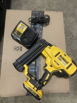 Dewalt Electric Cordless Brad Nailer 20v 18 G, Tool Buttery And Charger
