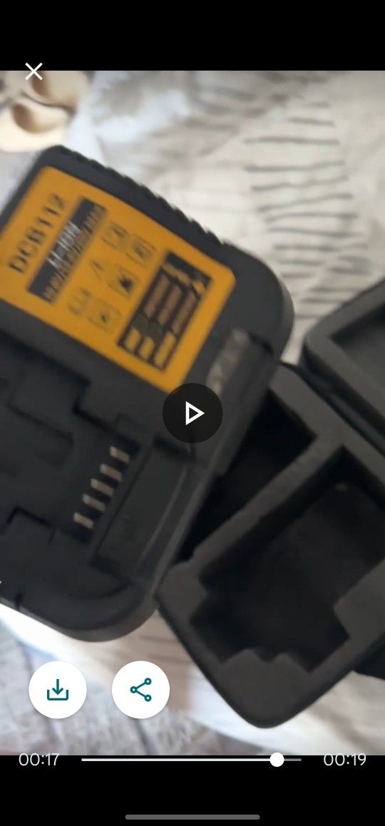 Dewalt Three Beam Lazer Level With ,1 Battery And Charger. With Foam Case