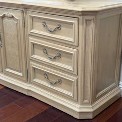 Thomasville Hardwood Bedroom Set