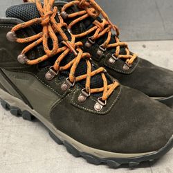 Size 9.5 Columbia Hiking Shoes 
