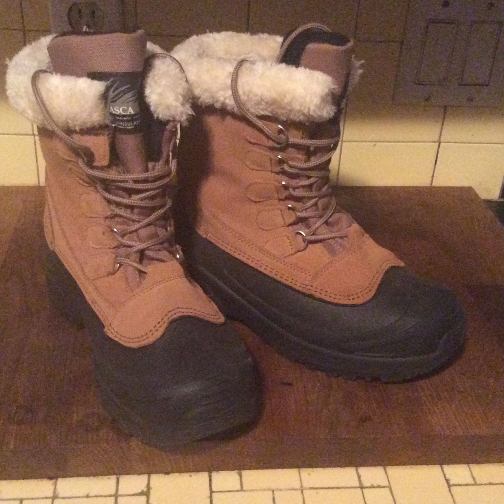 New ITASCA Ladies Boots. Size 7.