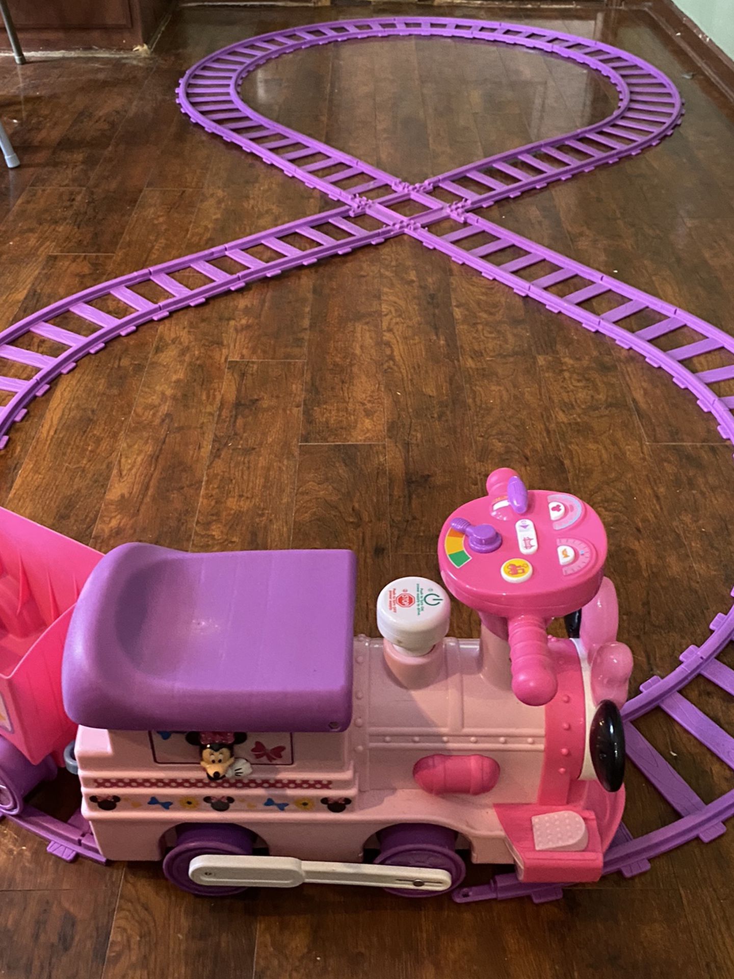 Motorized Minnie Mouse Train With Tracks