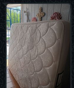 FREE QUEEN MATRESS