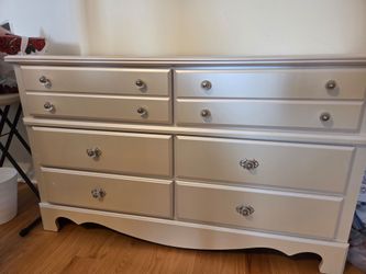 6-Drawer Dresser with Ornate Knobs