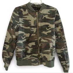 Green camouflage bomber jacket with zipper pockets