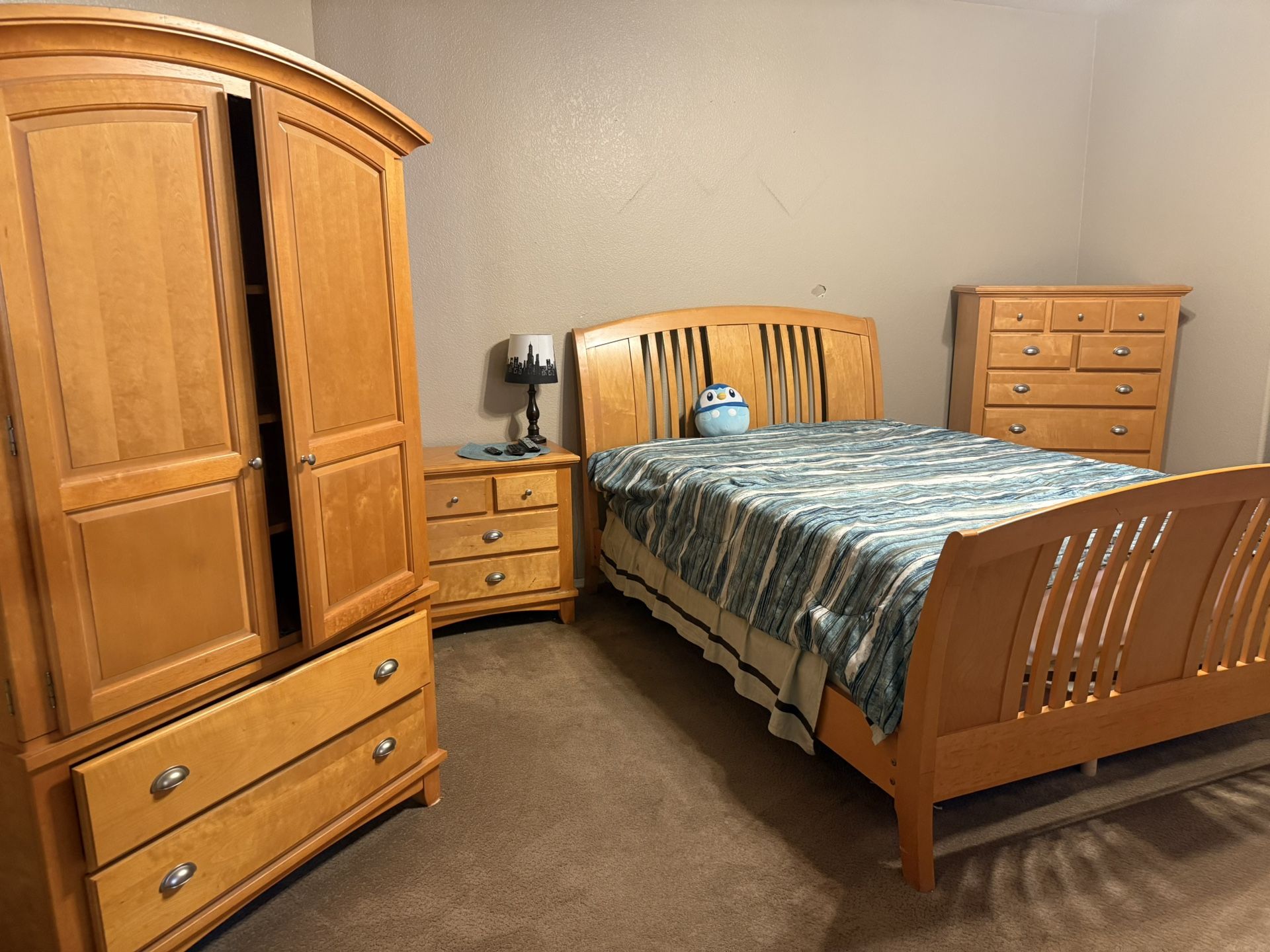Complete Queen Bedroom Set - 7 Pieces