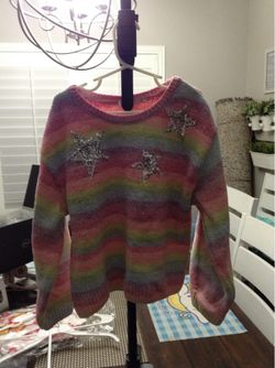 Girl’s cute sweater size 6