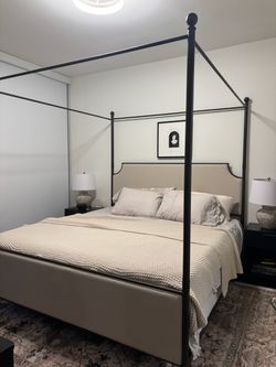 King canopy bed