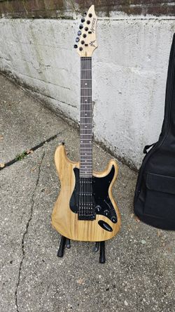 Electric Guitar With Bag And Accessories 