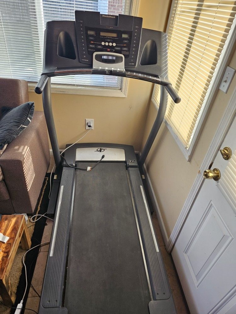 NordicTrack T7 Si Treadmill Heavy Duty, Full Size, Foldable And Programable