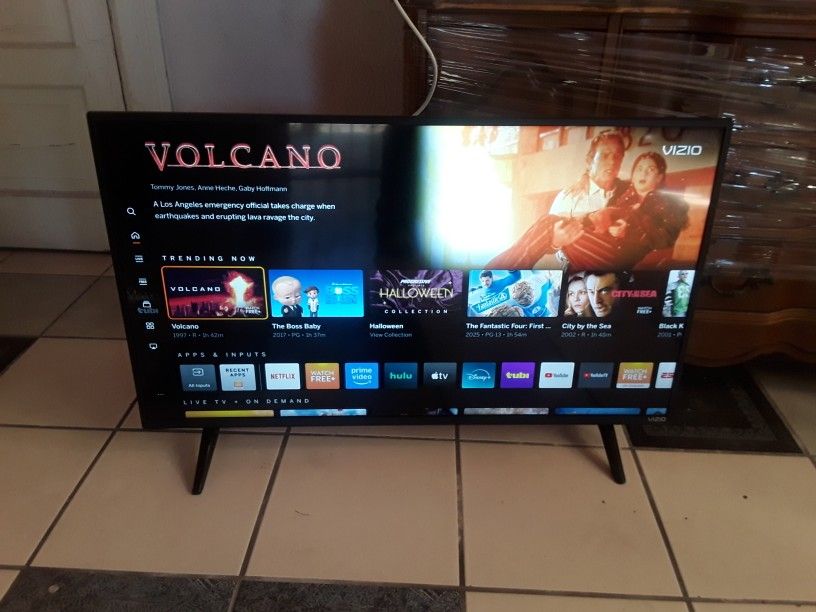 Vizio SmartCast 40" Inch D-Series 1080p Smart TV Apple AirPlayand Chromecast Buil-in-Alexa D40f-J09, 2022 Remote Control Included