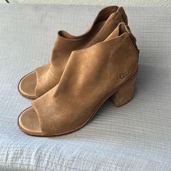 Women’s Uggs High heel Size 9