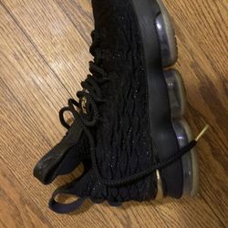 Nike LeBron 15 "Black Metallic Gold” 5y