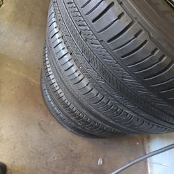 Tengo un set De llantas  en  muy buenas 
Condiciones  Marca Michelin premier 
235 65 R18  istaladas balansiadas por el mismo presio 