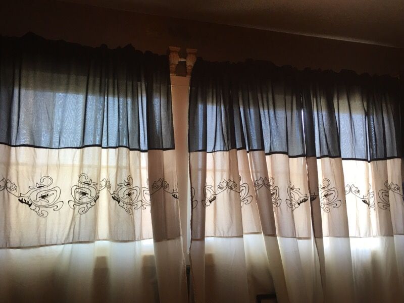 2 Sets of curtains (4 panels)