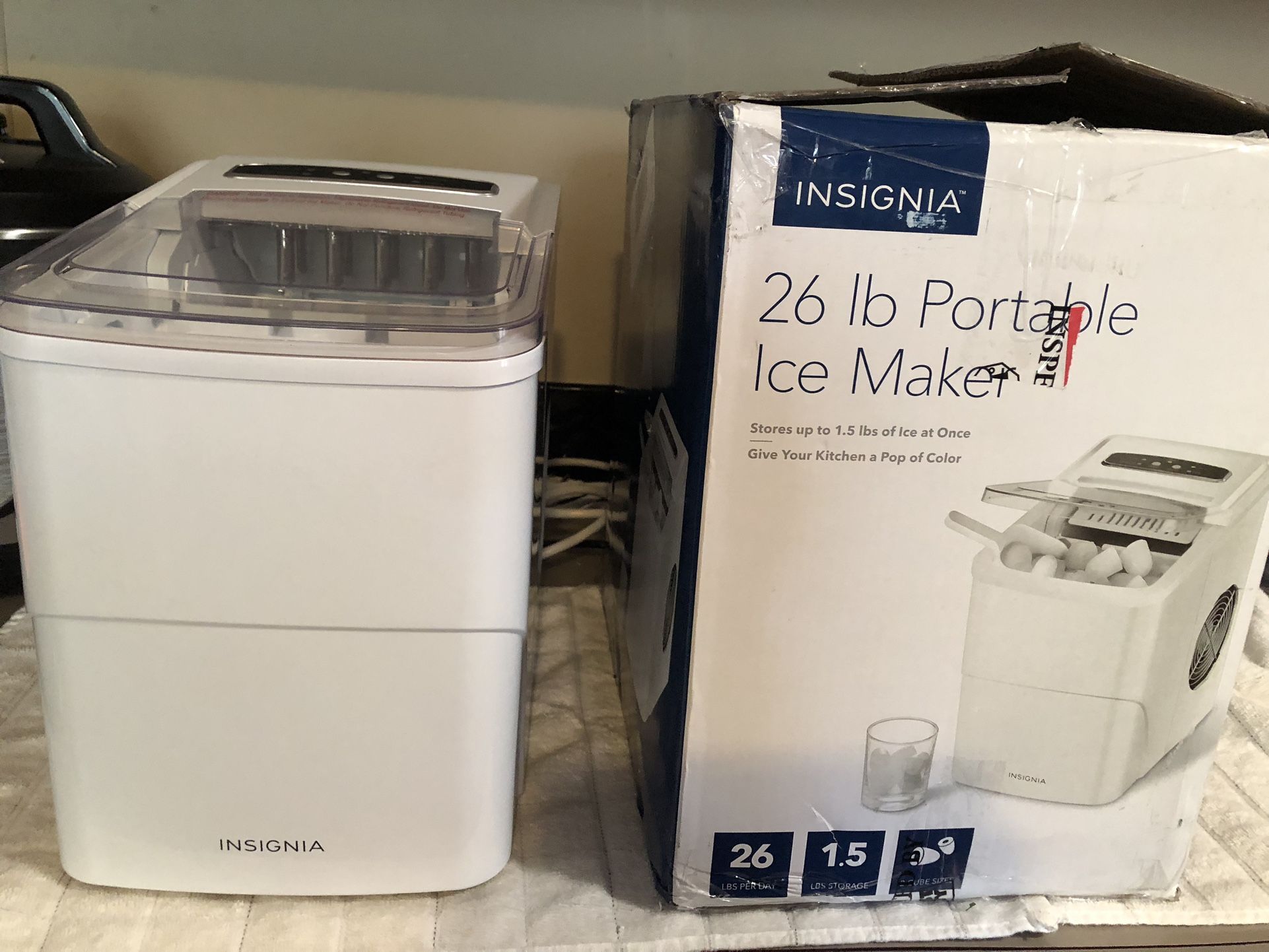 Insignia™ - 26 Lb. Portable Ice Maker with Auto Shut-Off - White Color And Red New Open Box