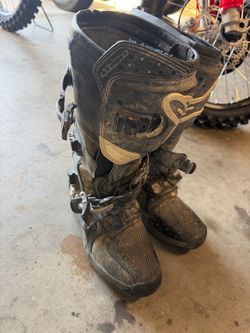 Size 9 men’s moto boots