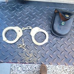 handcuffs classic with keys and case 