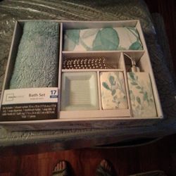 Bath Set, 17 Piece, NEW