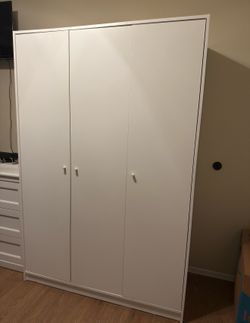 wardrobe with 3 doors