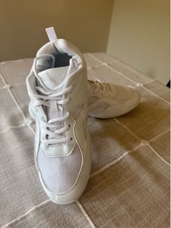 Girls/womens White Shoes size 8.5