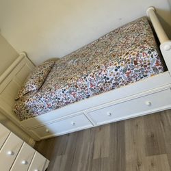 Twin Bed w/ Drawers