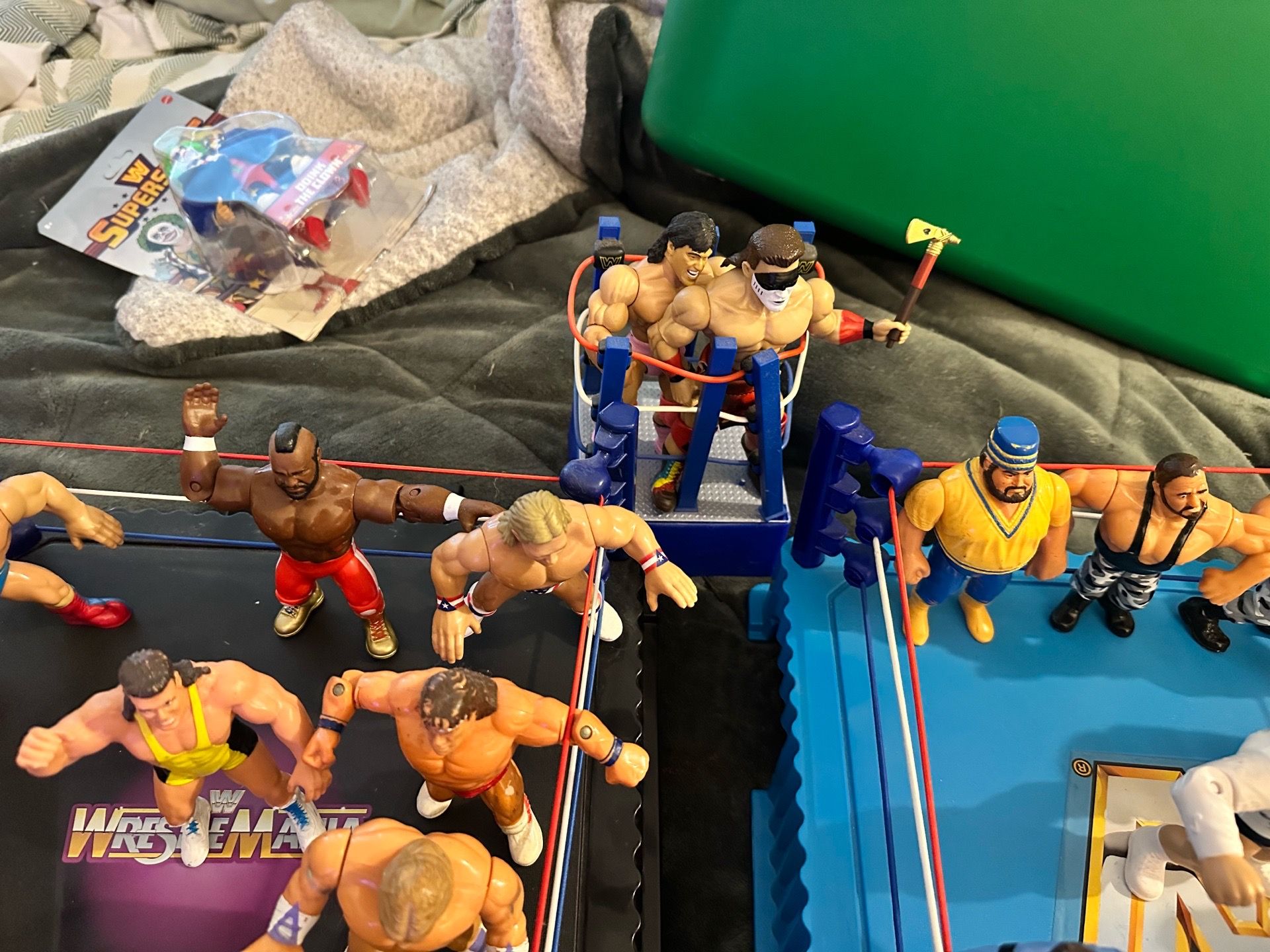 2 mattel Hasbro ring with 20 figures