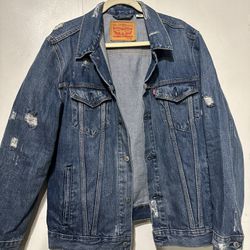 Men’s distressed Levi’s jean Jacket size XL