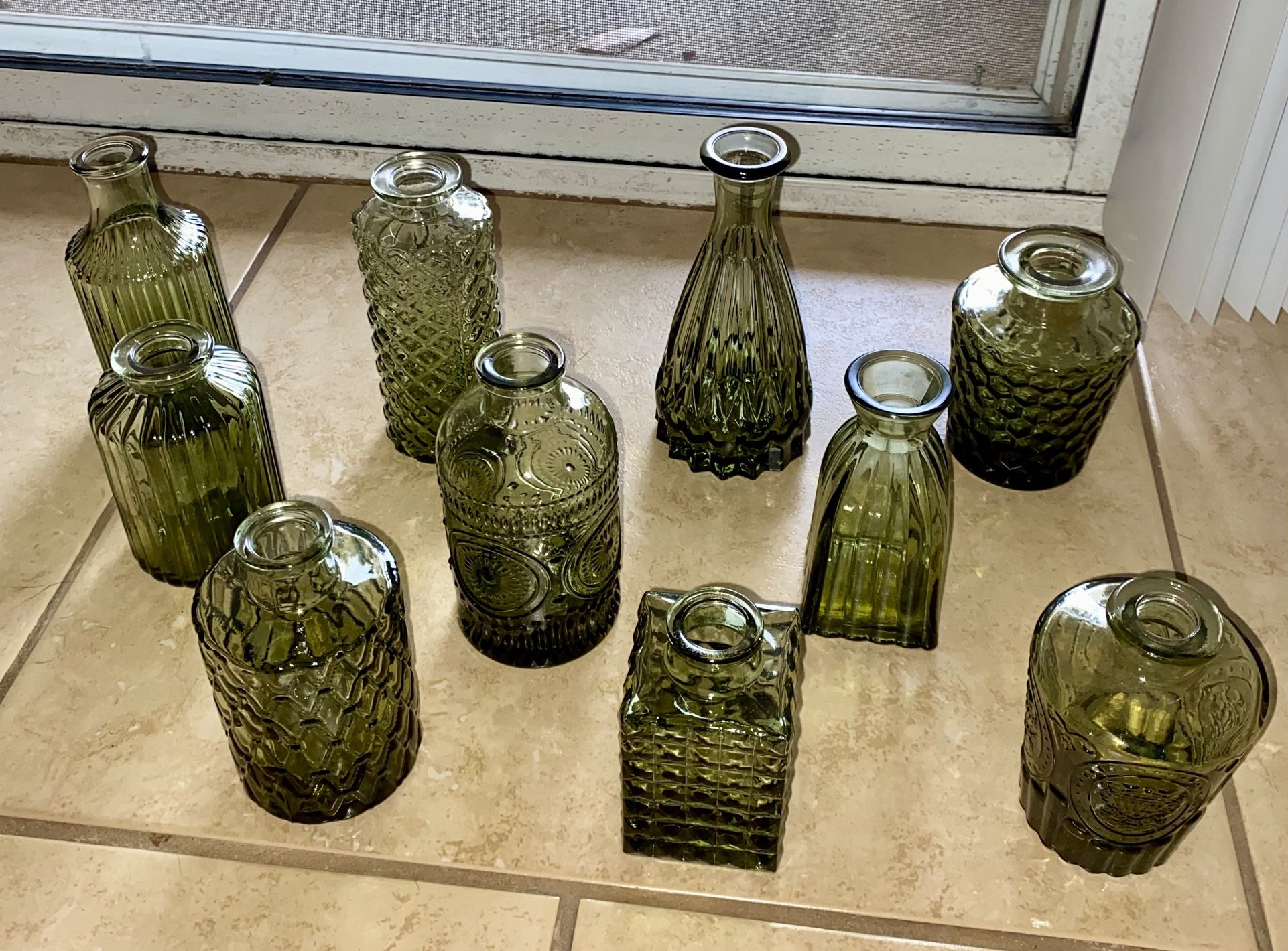 10 set glass vases in green