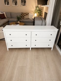 6 Drawer Dresser white and black knobs