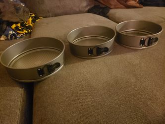3 piece round cake pan set. Make offer