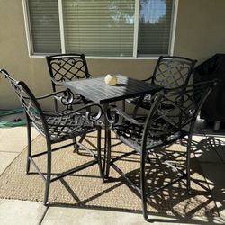 Patio Table And 4 Chairs With Cushions And Covers