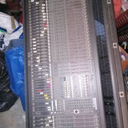A Mackie  Mixer 